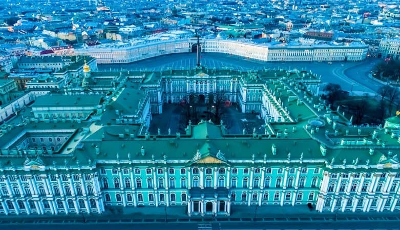 Winterpalast (vorne) und Schlossplatz (hinten) Winterpalast (vorne) und Schlossplatz (hinten)